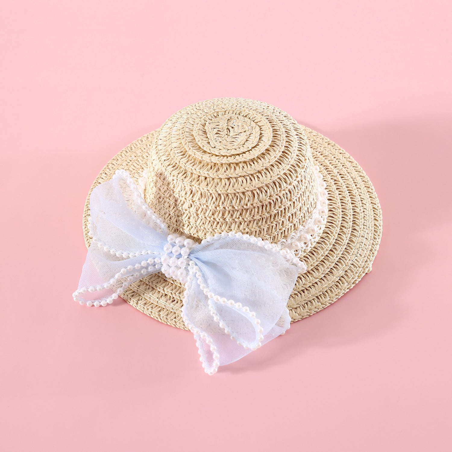 Chapeau en paille pour chat avec nœud en perles, élégant et léger pour un look chic.