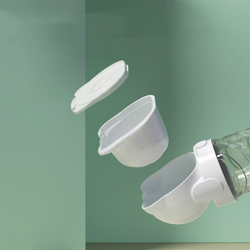 Gobelet d'eau pour animaux 3 en 1 avec couvercle et compartiments innovants pour hydratation et propreté.