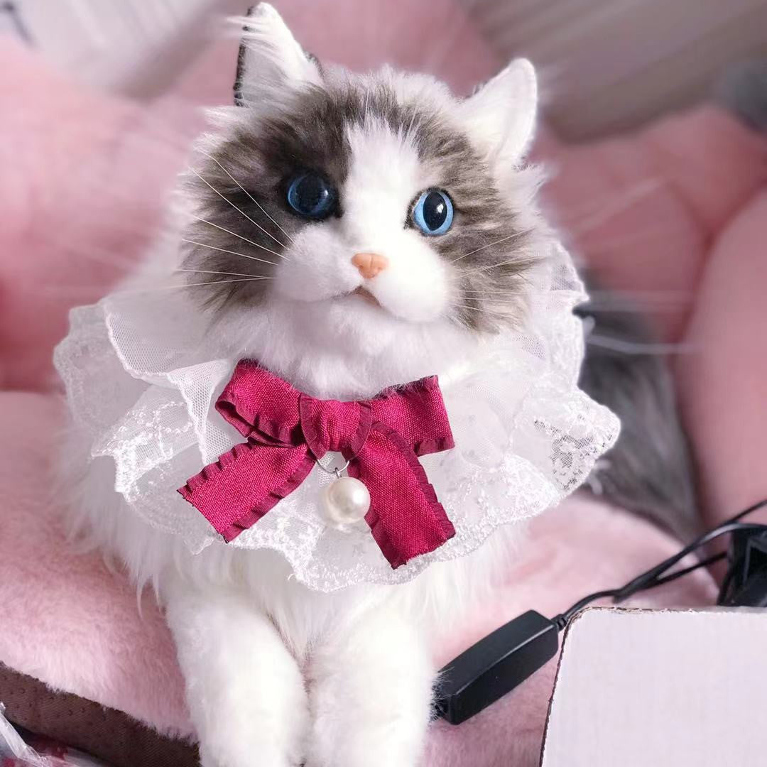 Bavoir en dentelle pour chat avec un nœud rouge et perle, élégant et stylé pour animaux de compagnie.