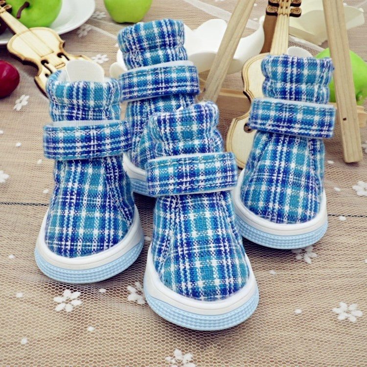 Chaussures de sport respirantes pour animaux, en tissu bleu à carreaux, confort et style pour chiens.