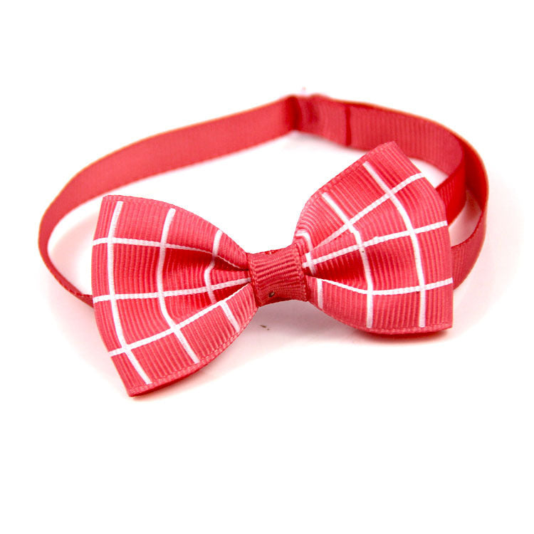 Écharpe à carreaux rouge pour animaux de compagnie, élégante et tendance pour toutes les occasions.