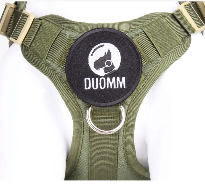 Harnais pour chien vert avec logo DUOMM, conçu pour confort et sécurité.