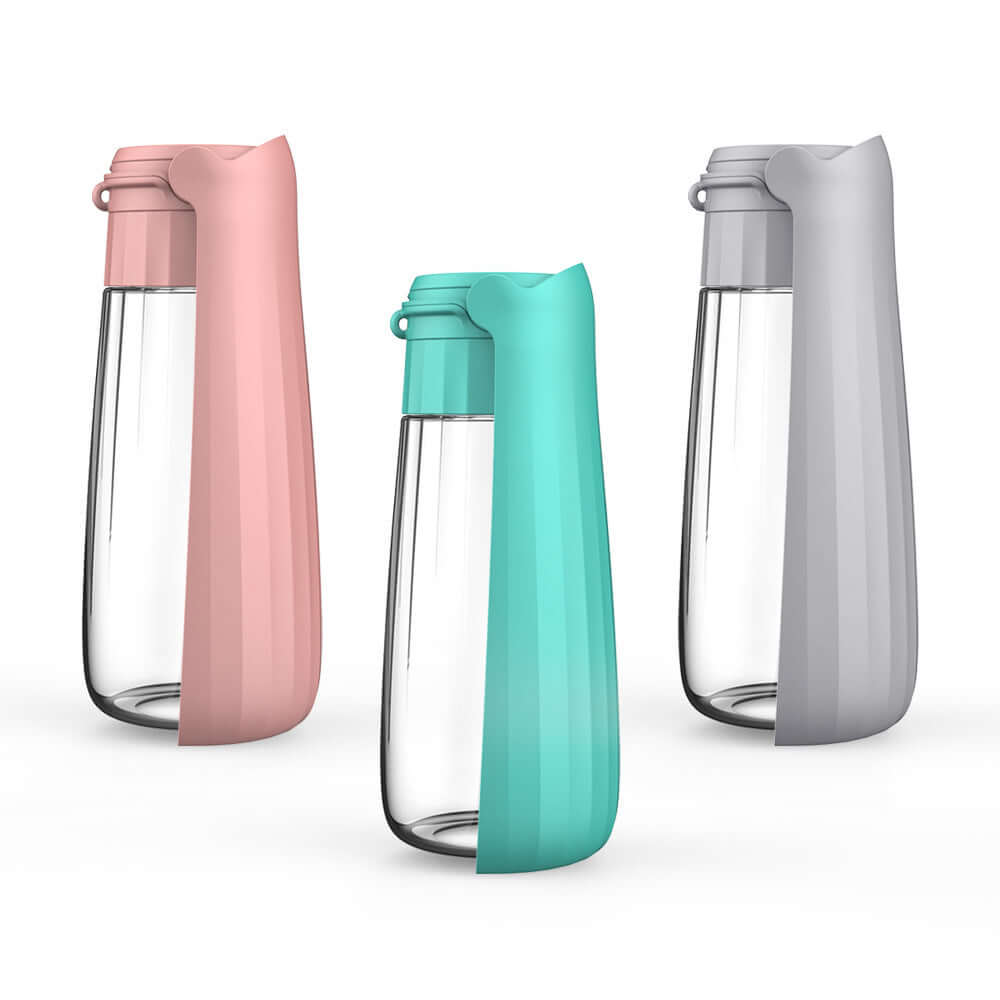 Gourde pour chien pliable de 550ml en trois couleurs, idéale pour garder votre animal hydraté lors des activités de plein air.