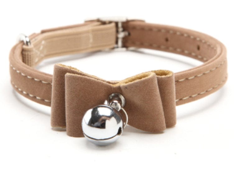 Collier Soin pour chat avec cloche et nœud en tissu beige, alliant style et sécurité.