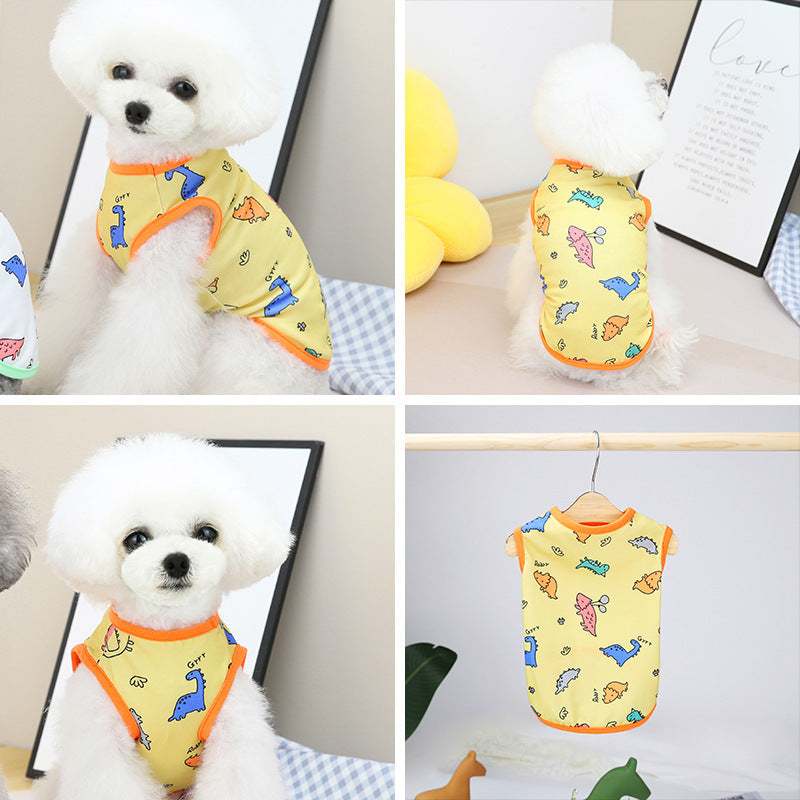 Chiens portant des vêtements colorés avec motifs ludiques, parfaits pour le printemps et l'été.