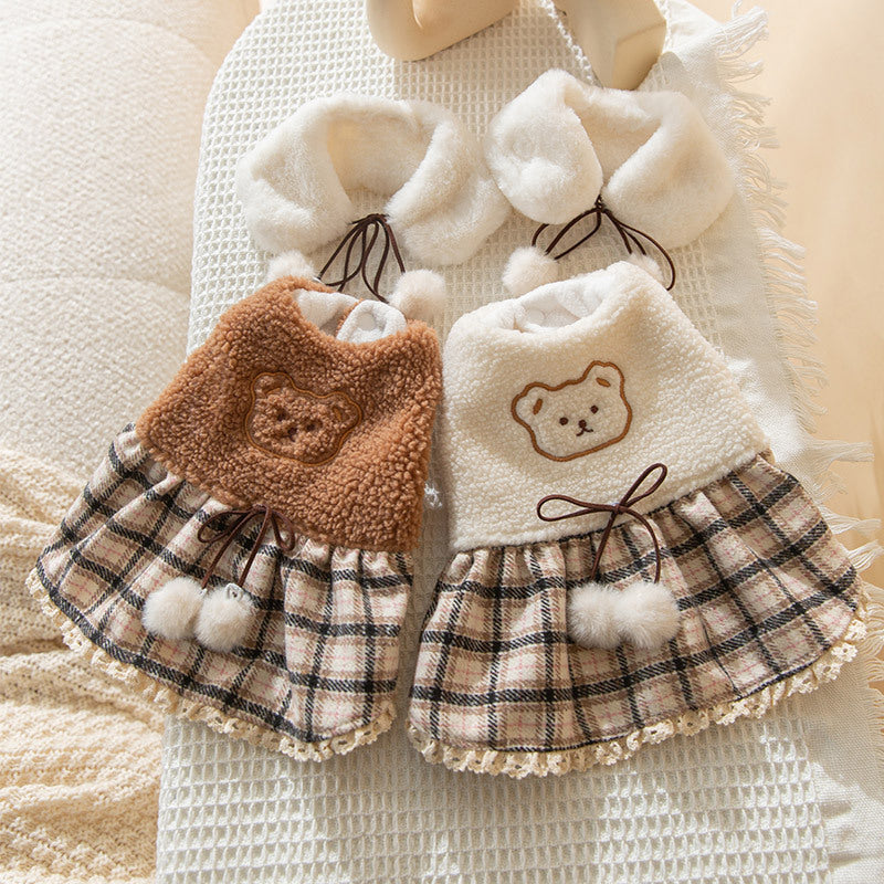 Robe ourson mignonne pour chiens en cachemire et polaire, couleur marron et blanche, avec motif ours et jupette à carreaux.