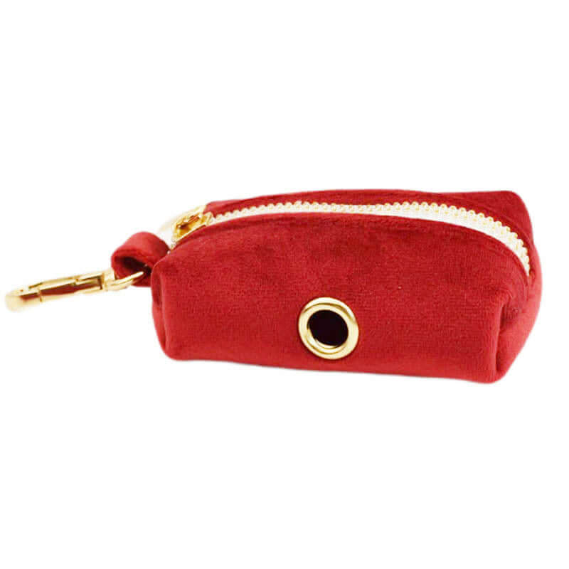 Pochette rouge en tissu doux avec fermeture éclair et attache, idéale pour accessoires ou petits objets.