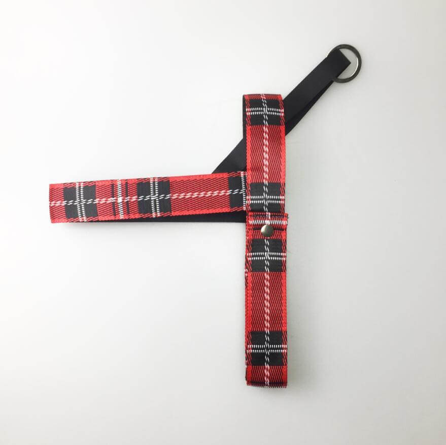 Harnais réglable en nylon rouge à motif écossais pour chien, idéal pour les promenades et le confort.