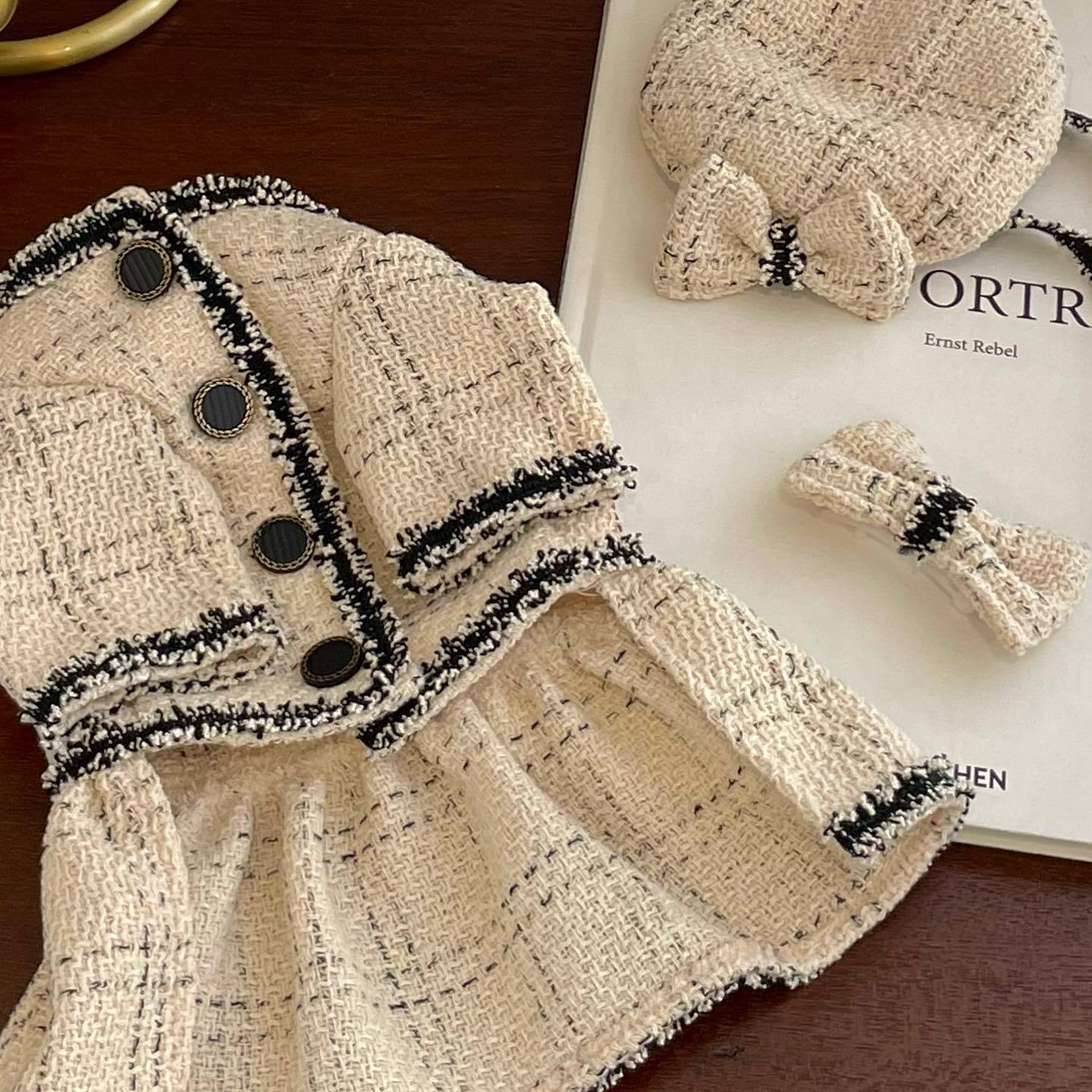 Jupe princesse en coton beige pour chien et chat avec accessoire assorti, élégante et confortable.