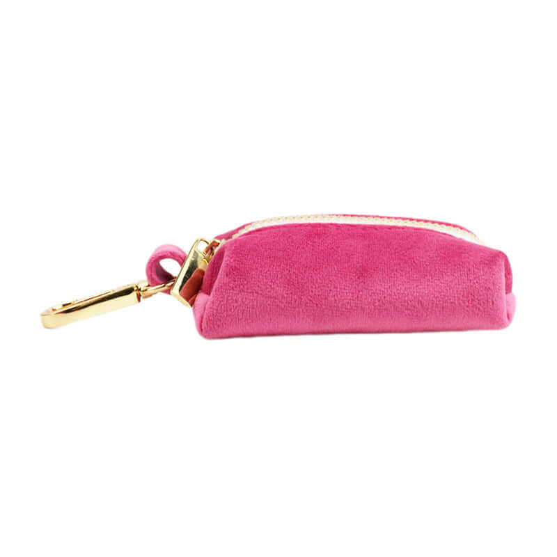 Porte-clés en velours rose avec fermoir doré, élégant et pratique pour un look tendance.
