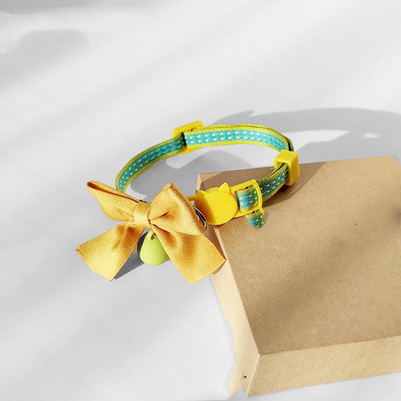 Nœud papillon jaune et bleu pour chat avec cloche, accessoire élégant pour félin.
