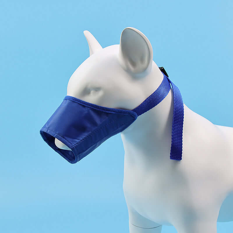 Masque Anti-Morsure Ajustable pour Chien en toile Oxford bleue, offrant confort et sécurité pour chiens de taille moyenne et grande.