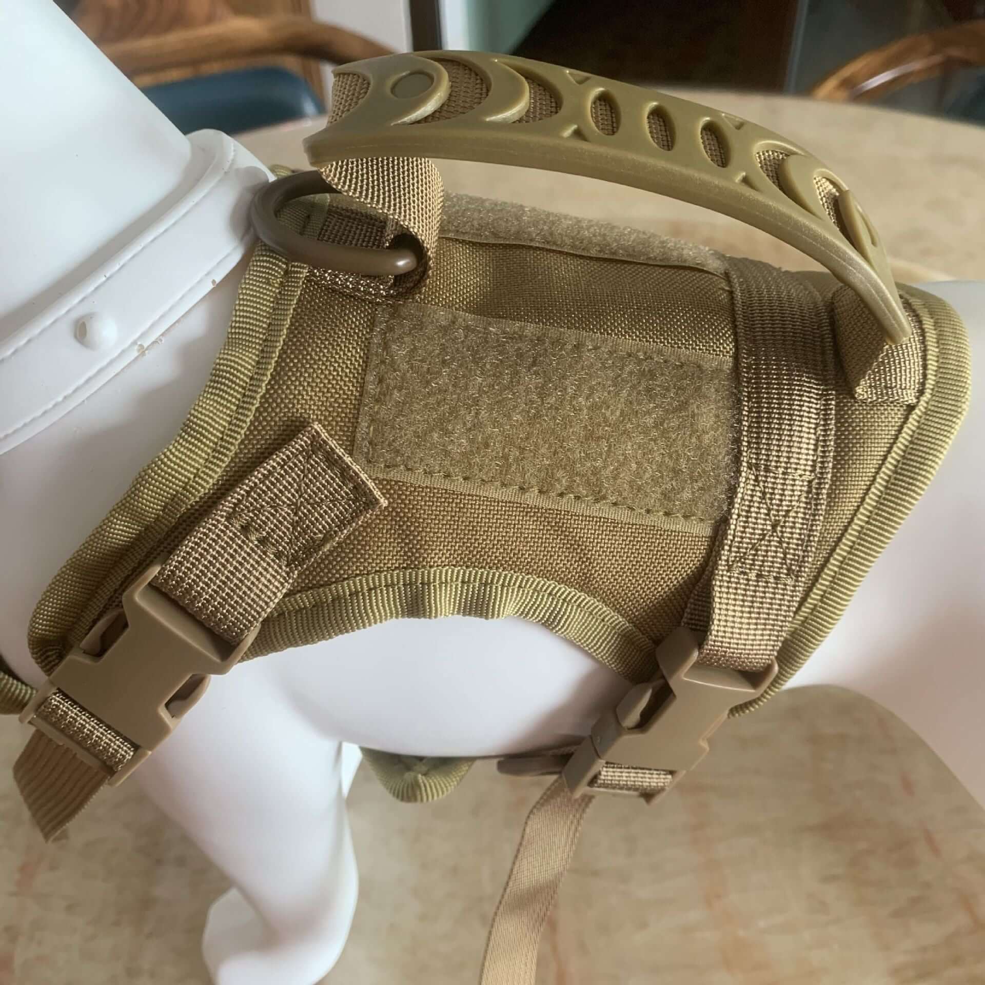 Harnais de poitrine ajustable pour chien, en nylon et polyester, couleur beige, avec sangle et boucle de sécurité.