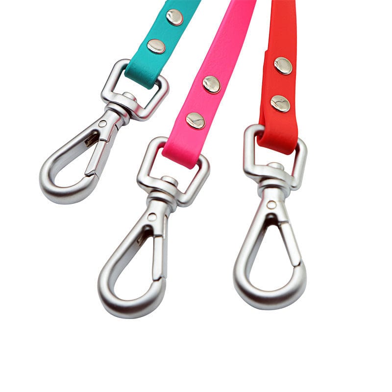 Laisse étanche en PVC pour chiens, coloris bleu, rose et rouge avec fermoirs métalliques robustes.