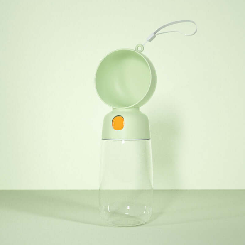 Gourde portable pour chien en vert, idéale pour l'hydratation lors de sorties avec votre animal.