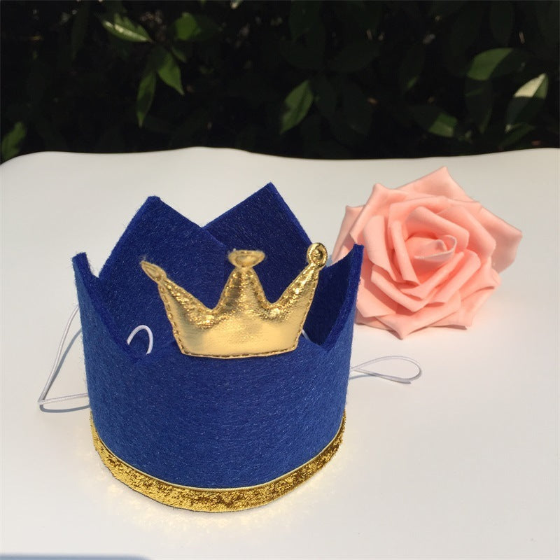 Chapeau de fête anniversaire pour chiens et chats, couronne bleue avec or, décor festif.
