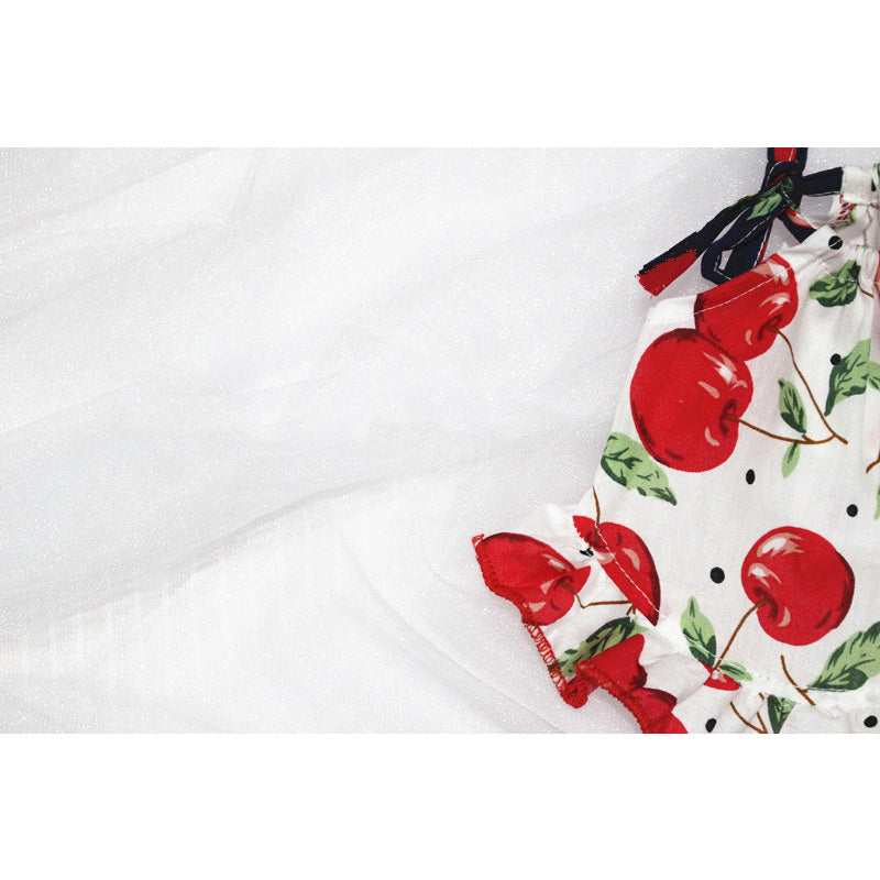 Robe d'été pour animaux en tissu léger avec motif cerise sur fond blanc, idéale pour l'été.