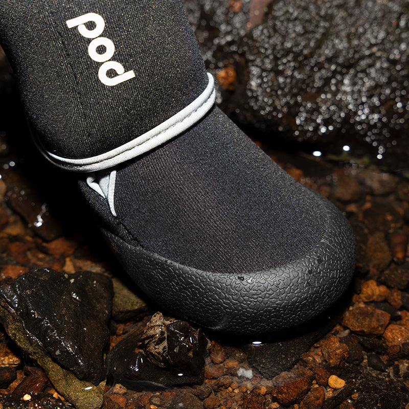 Chaussures antidérapantes pour animaux, tissu néoprène noir, idéales pour promenades extérieures.