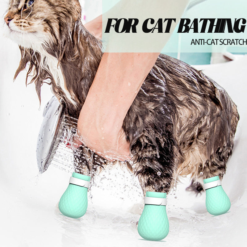 Gants en silicone anti-raclage pour chat lors du bain, protégeant contre les griffures tout en gardant le chat confortable.