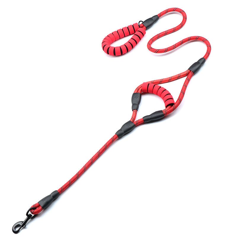 Ceinture de traction en nylon rouge, résistante et confortable pour promenades de chien, avec poignée ergonomique.