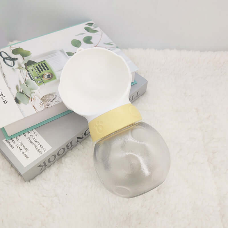 Bouteille d'eau portable pour chiens, idéale pour hydrater petits animaux lors des promenades.