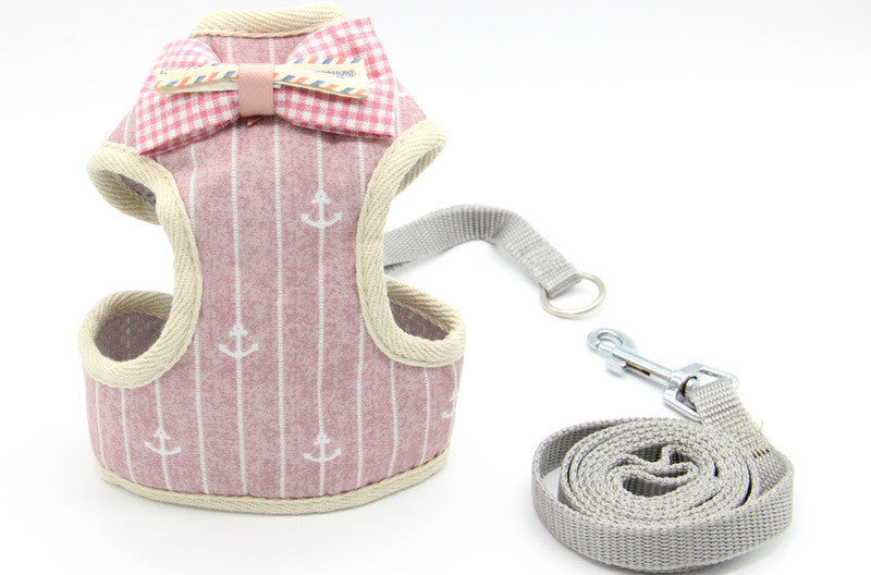 Harnais de traction pour chat avec nœud rose et laisse grey, idéal pour sécurité et confort lors des promenades.