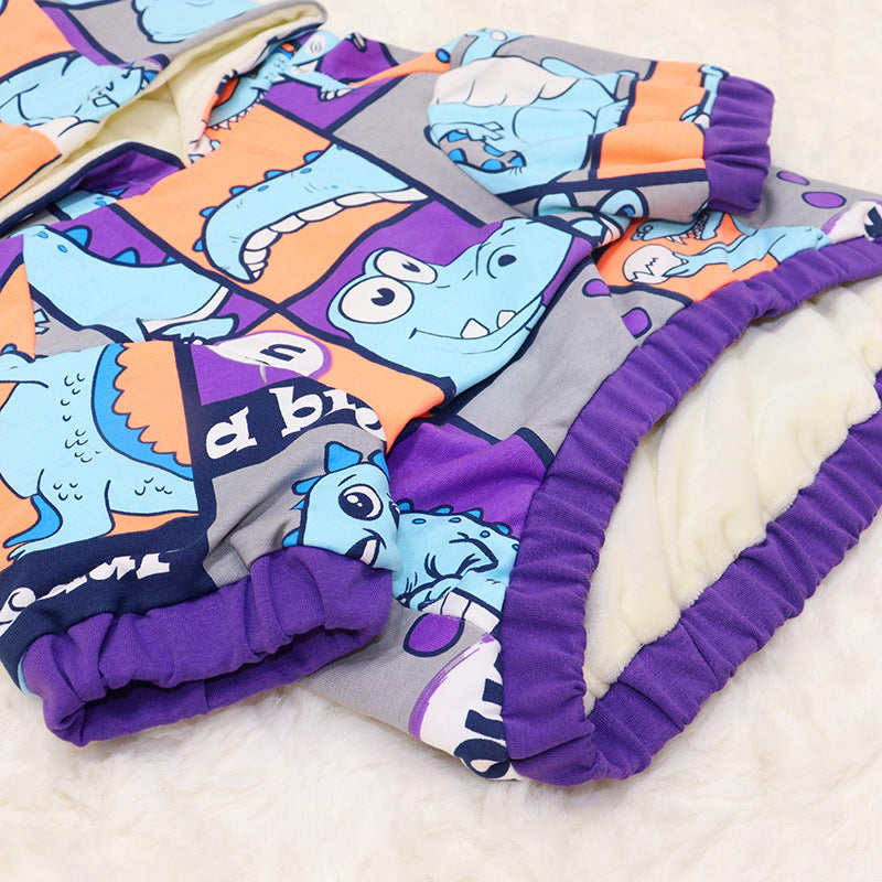 Pull à capuche en polaire pour chien avec design dinosaure coloré, idéal pour les journées froides.