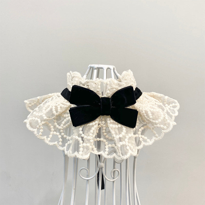 Écharpe élégante pour animaux en dentelle blanche avec nœud noir, adorable accessoire pour chiens et chats.