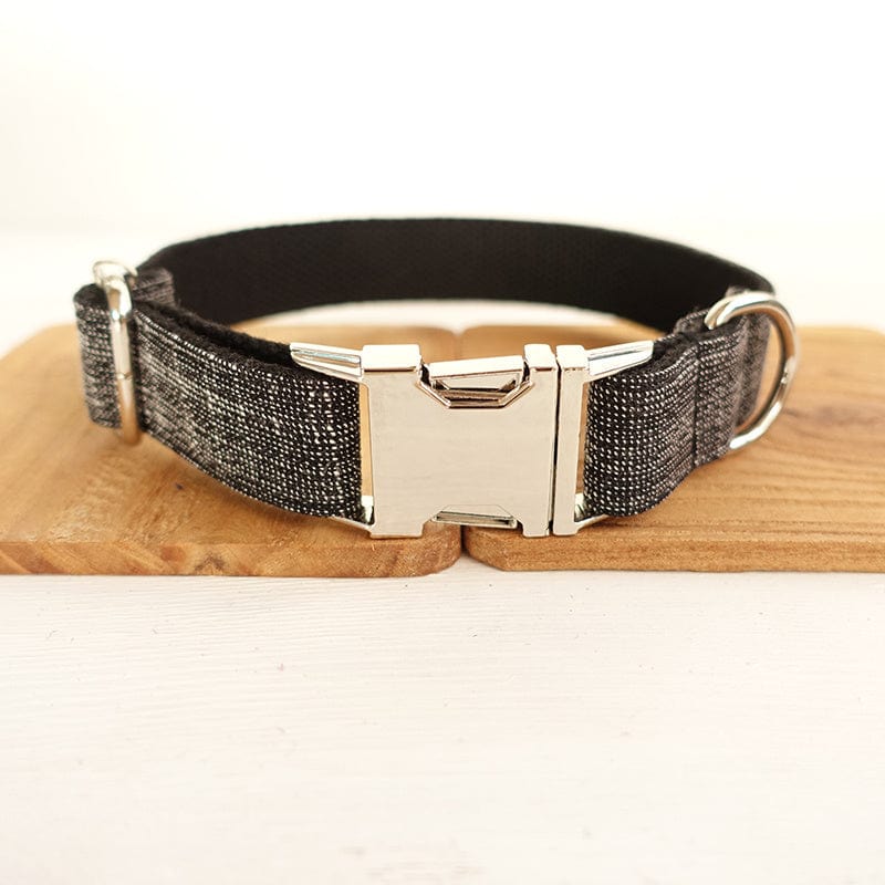 Collier pour chien en tissu noir avec boucle en métal, élégant et confortable pour les promenades quotidiennes.