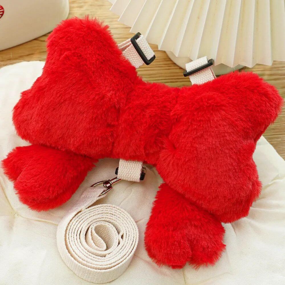 Harnais de traction en peluche rouge pour chiens et chats avec laisse assortie, style mignon et confortable.