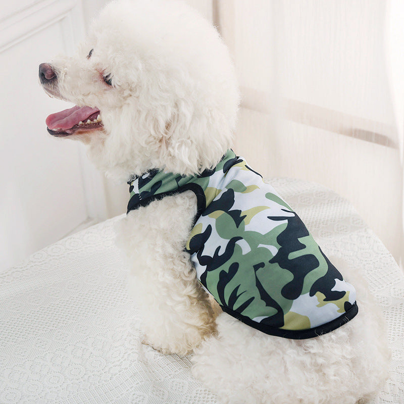 Chien portant une veste camouflage légère et confortable, ajoutant style et confort à votre animal de compagnie.