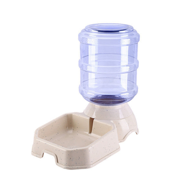 Fontaine à eau automatique pour chat en plastique beige avec réservoir transparent.