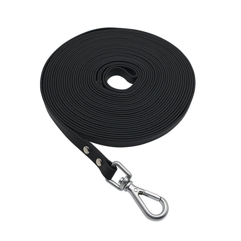 Laisse étanche en PVC noire pour chiens, idéale pour promenades et aventures en plein air.