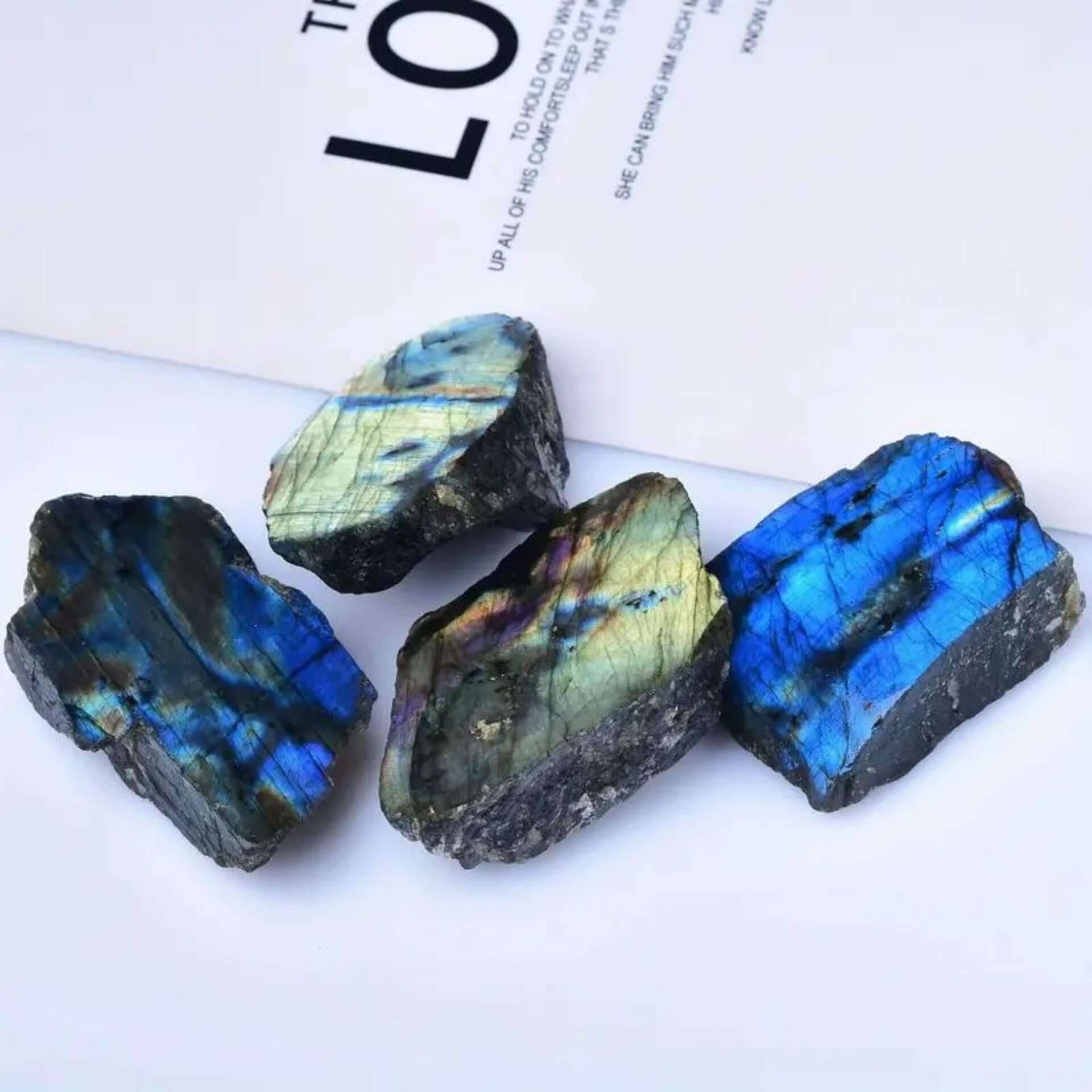 Ornements en labradorite polie, pierres naturelles aux reflets bleus et verts, idéales pour la décoration intérieure.