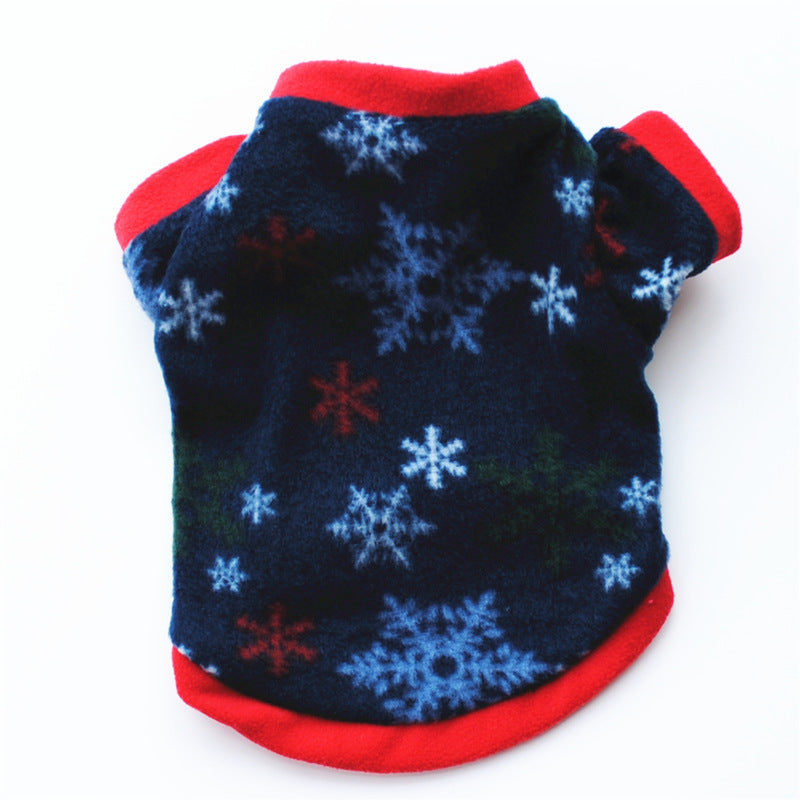 Pull en polaire doux pour chien avec motifs de flocons de neige sur fond bleu, idéal pour Noël.