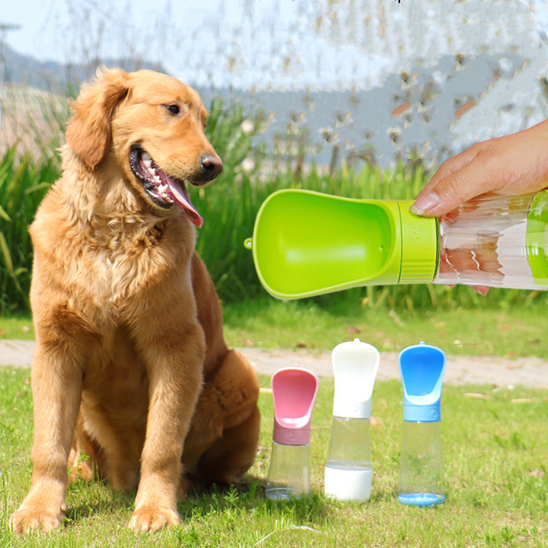 Gobelet d'eau multifonctionnel pour animaux avec un chien doré, parfait pour l'hydratation en extérieur.