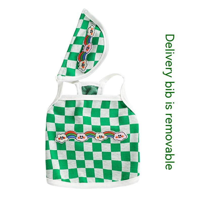 Gilet de Mode Échiquier vert et blanc pour chien avec motif de nuages et arc-en-ciel, inclut un bavoir amovible.