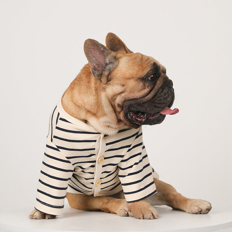 Chien français bulldog portant une chemise V-Neck en coton rayé, élégant et confortable.