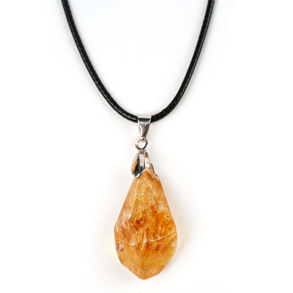 Pendentif en citrine naturelle irrégulière, collier unique sur cordon en cuir, éclat doré, style élégant.