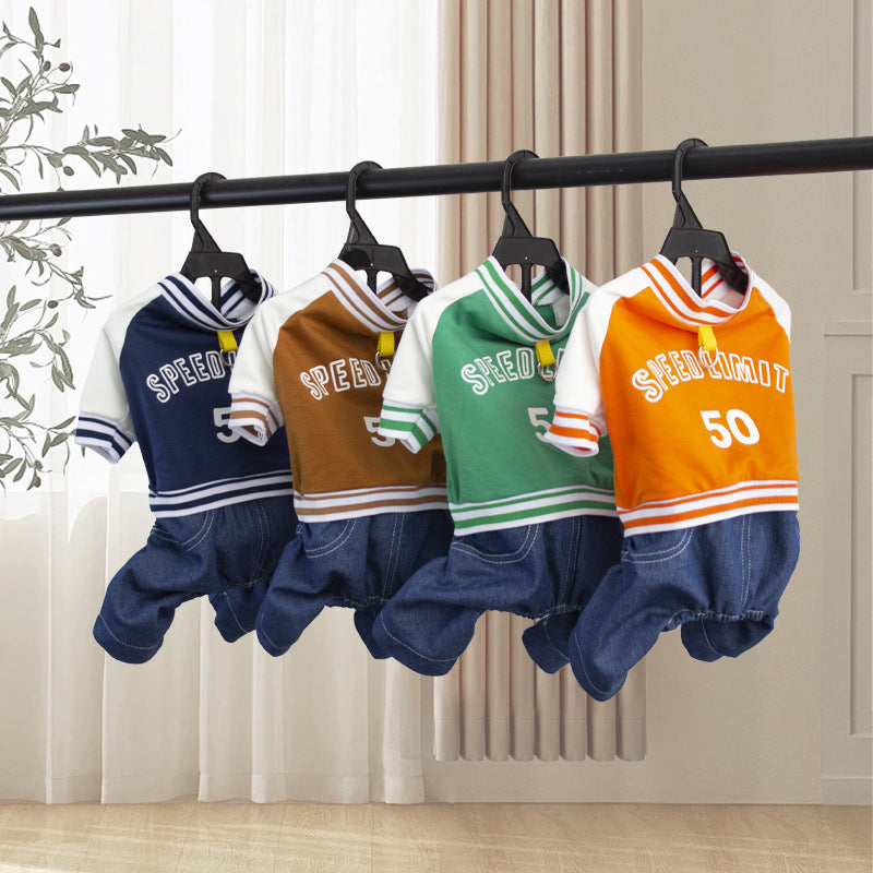 Pulls à la mode pour animaux à quatre pattes, disponibles en plusieurs couleurs, suspendus sur un cintre.