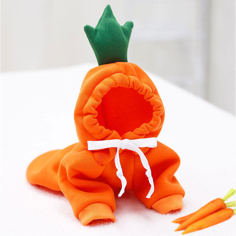 Vêtement pour chien en forme de carotte en polaire orange avec capuche verte et ceinture blanche.