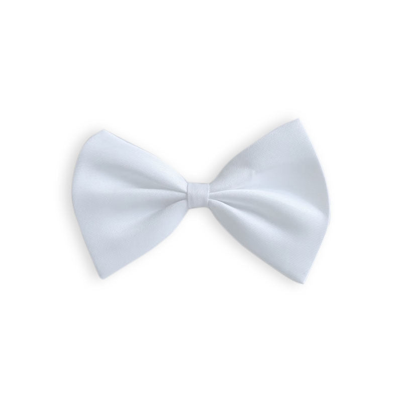 Nœud papillon en satin blanc, parfait pour accessoiriser un collier pour animaux.