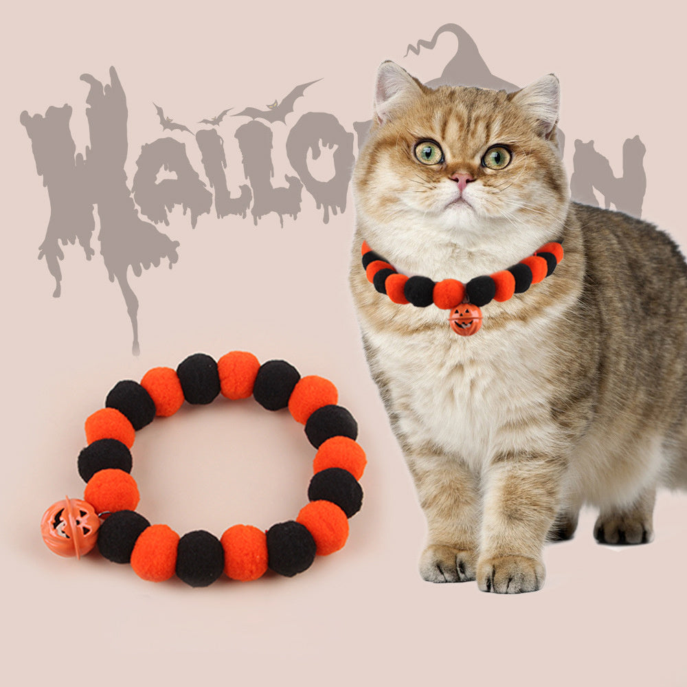 Collier pour chat Halloween, décoration citrouille, couleurs orange et noir, look festif et amusant.