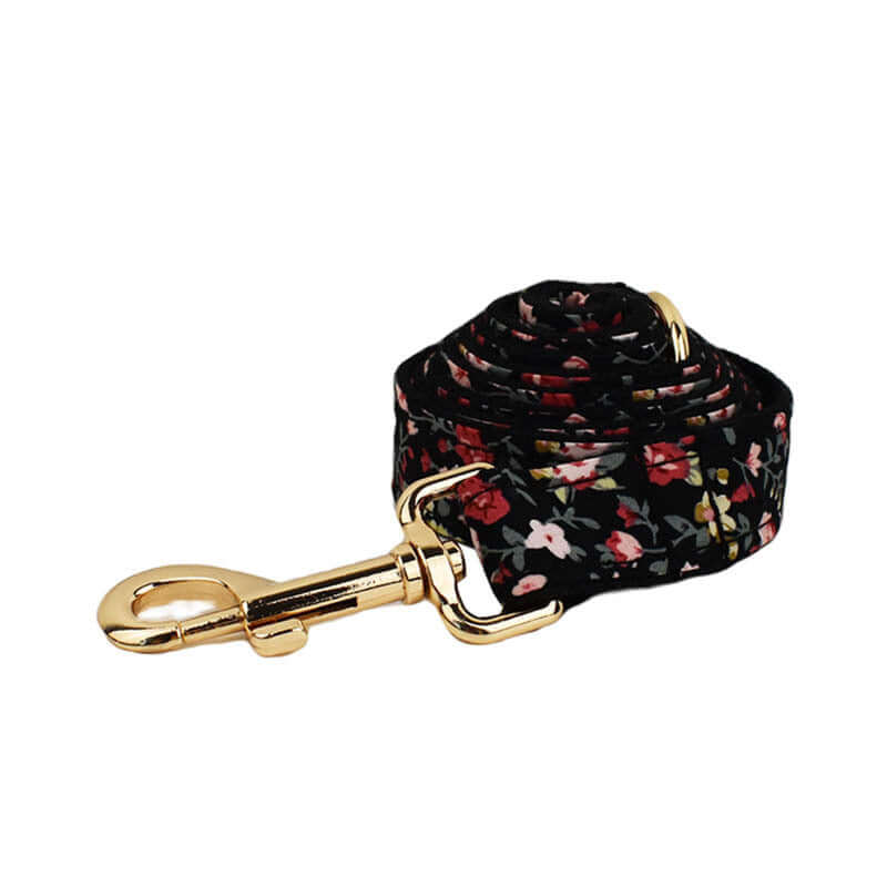 Laisse pour chien en tissu floral avec mousqueton doré, accessoire élégant et pratique pour les promenades.