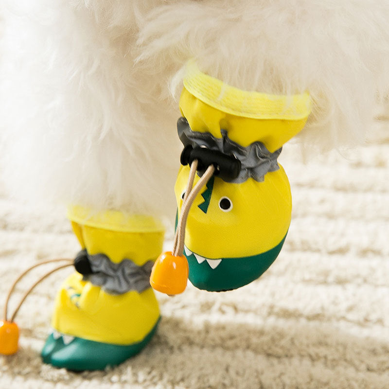 Chaussures douces en tissu jaunes pour chiens avec design amusant, confortables et respirantes.
