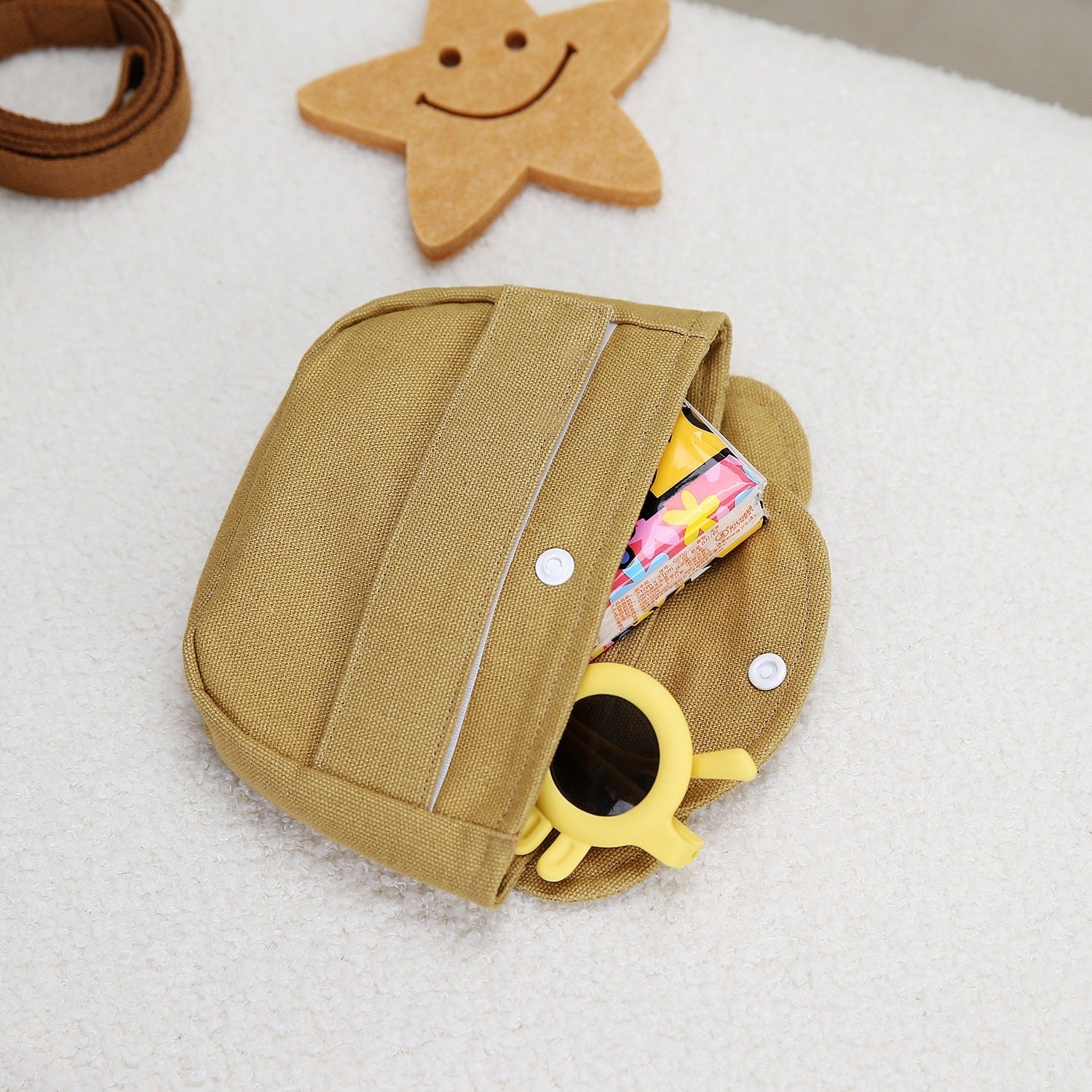 Sac à dos pour chien en toile beige avec objets colorés à l'intérieur, idéal pour le transport des animaux.