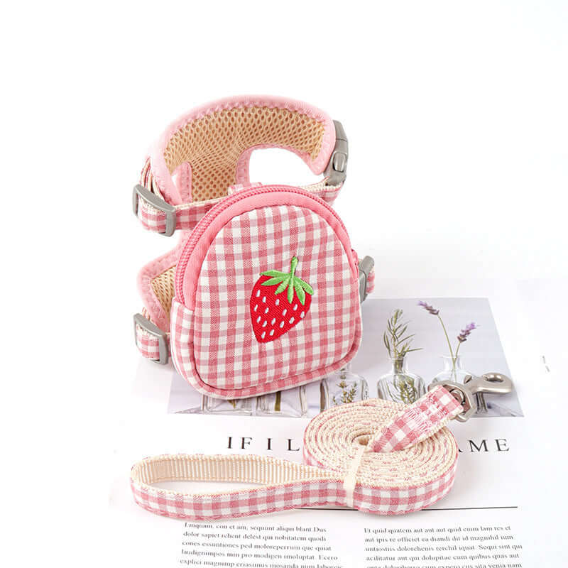 Harnais en coton à motifs carreaux rose et laisse pour petits chiens, design amusant avec motif de fraise.