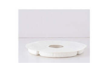 Rouleau de papier absorbant blanc sur fond neutre, idéal pour le nettoyage.
