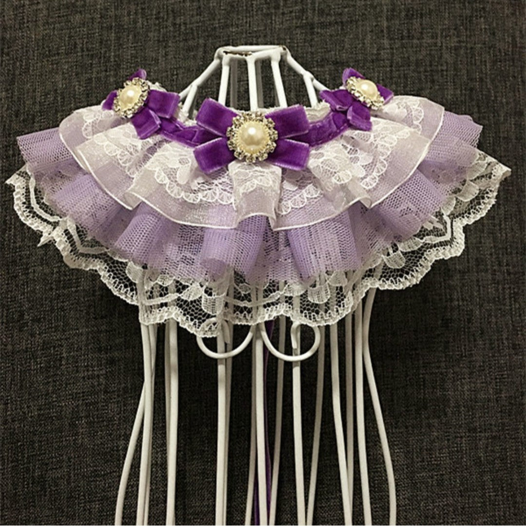 Collier Nœud Papillon violet en tissu avec dentelle et perles pour animaux de compagnie, élégant et confortable.