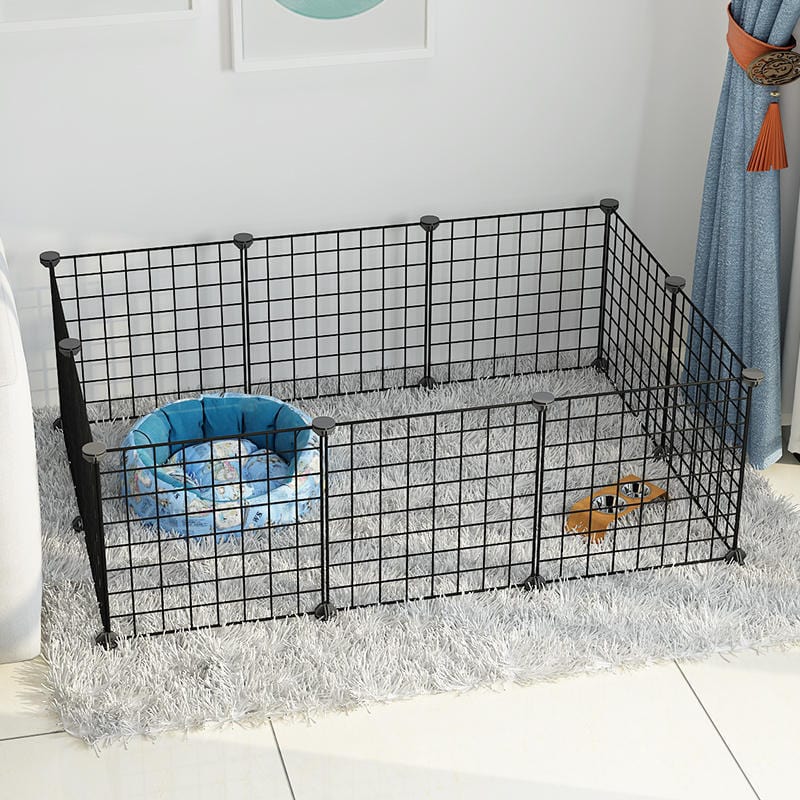 Clôture intérieure pour petits chiens avec pan de séparation et panier confortable sur un tapis doux.